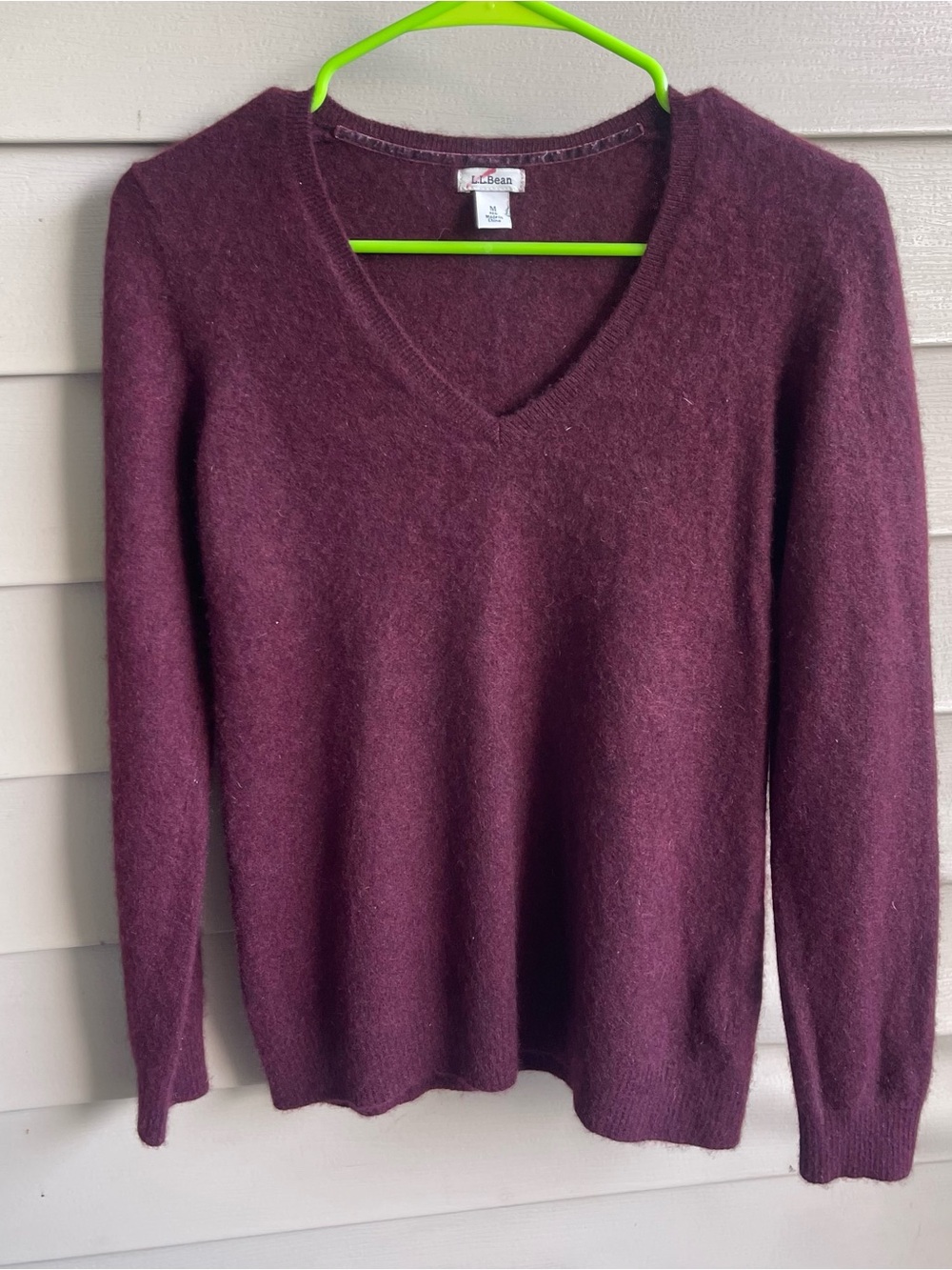 L L Bean 100% Cashmere Womens V-Neck Sweater Size M Burgundy Luxe Winter Preppy